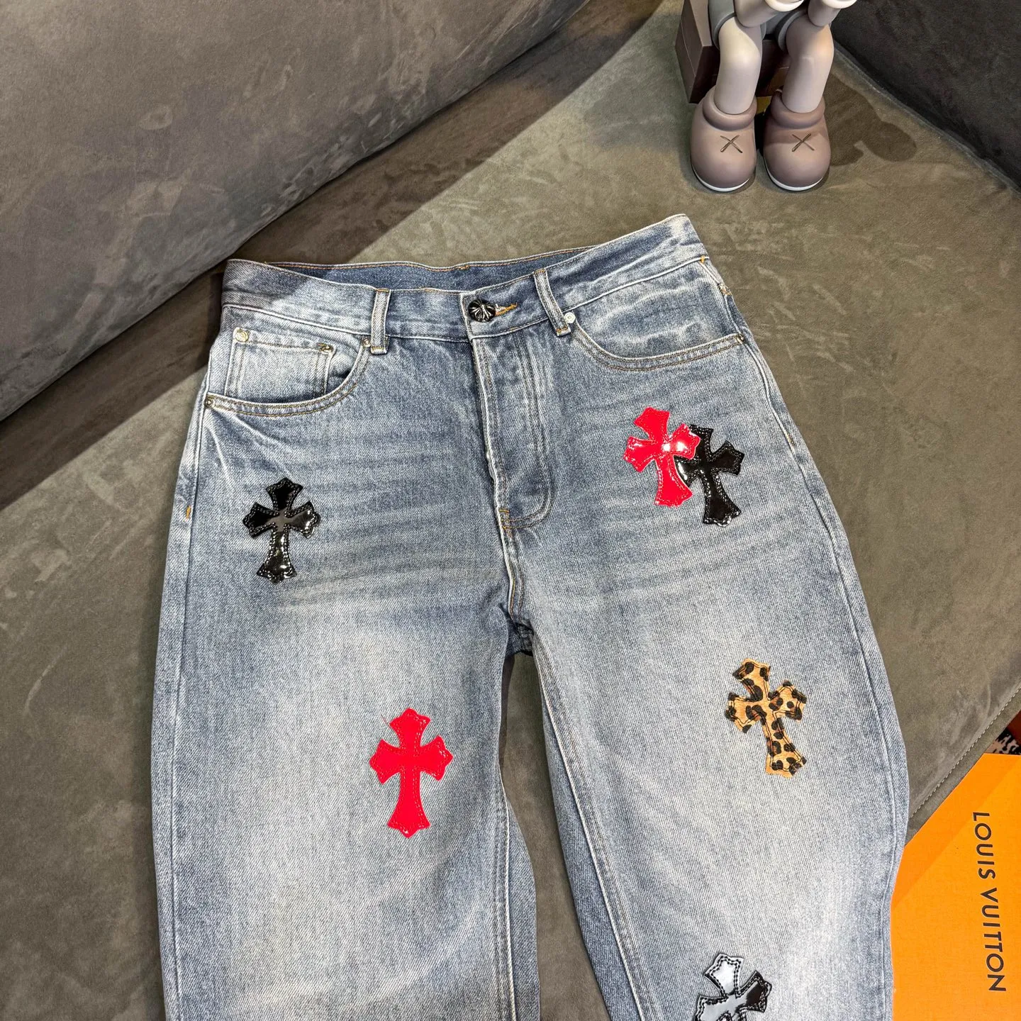 P280 Chrome Hearts blue denim with red black panther pattern multi-leather jeans. CH jeans need to be washed and then disassembled and hand-stitched with sheepskin cross leather and then spliced ​​to complete. The whole piece has too many craftsmanship to explain. The patchwork cross pattern is embellished, and the high-waisted washed jeans! ! Absolutely high-end luxury products, god-level single products and super popular products, made with top heavy industry, a must-see magic weapon. Customized hardware. The fabric is thick and soft after washing. It has good breathability. Customized small leather label. Unique design. The details are simple and elegant, and the workmanship is exquisite. The entire trousers are neatly routed and the details are in place! It’s so cool that both men and women can easily control the genderless trend! Color: Blue Size: 28 30 32 34 36